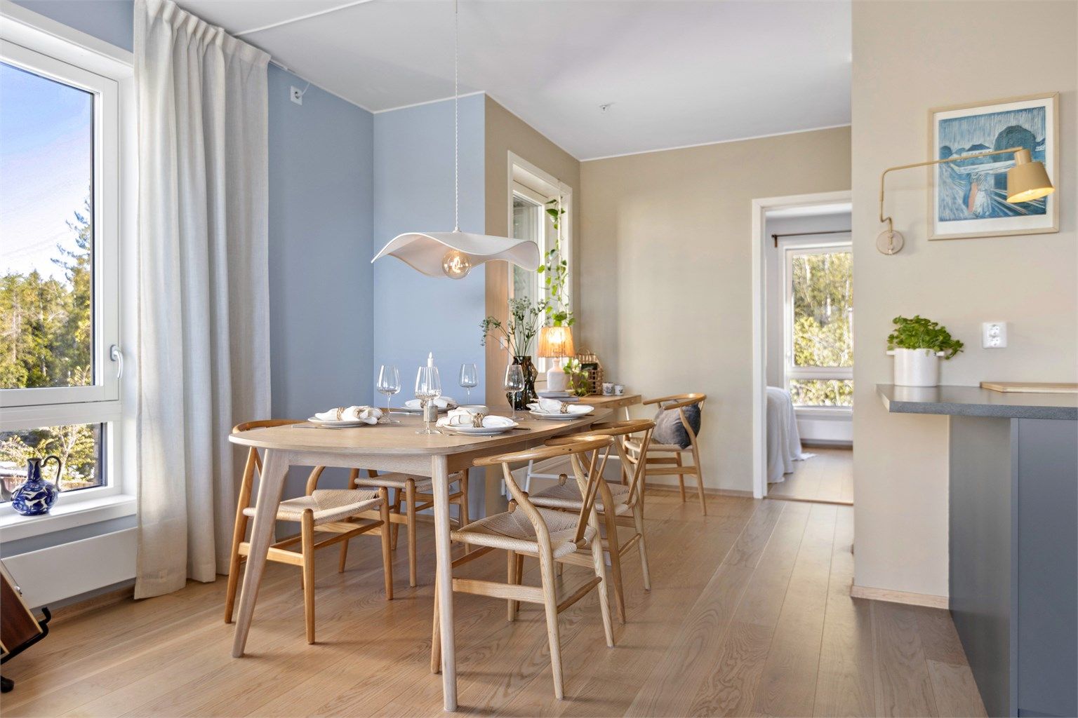 Spiseplassen er sentralt plassert i leiligheten, med enkel tilgang til soveromsavdelingen.