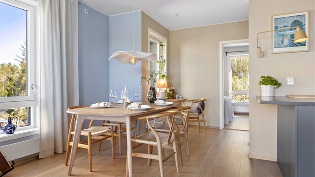 Spiseplassen er sentralt plassert i leiligheten, med enkel tilgang til soveromsavdelingen.
