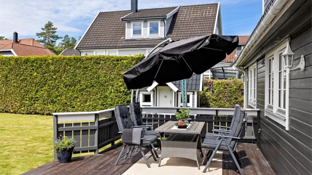 Eiendommen har en stor og usjenert uteplass, skjermet av hekker langs tomtegrensen.