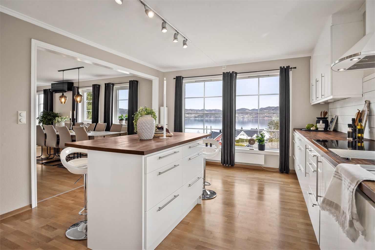 Selv fra kjøkkenbenken kan du nyte den flotte utsikten over vannet.