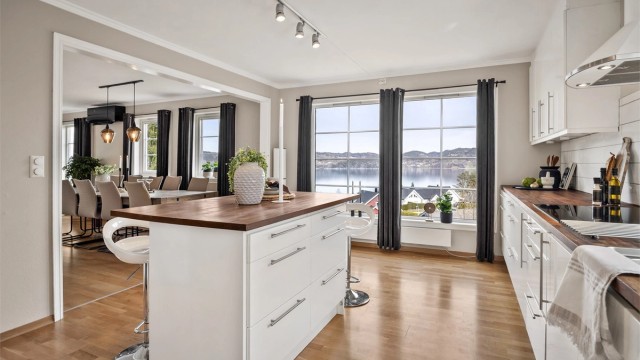 Selv fra kjøkkenbenken kan du nyte den flotte utsikten over vannet.