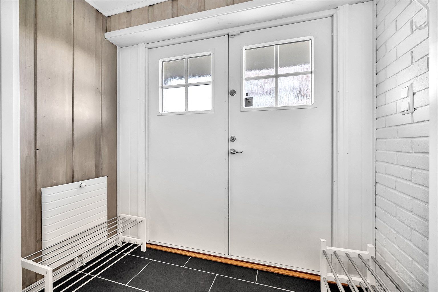 Lys og innbydende entré, god plass til oppbevaring og naturlig velkomstfølelse