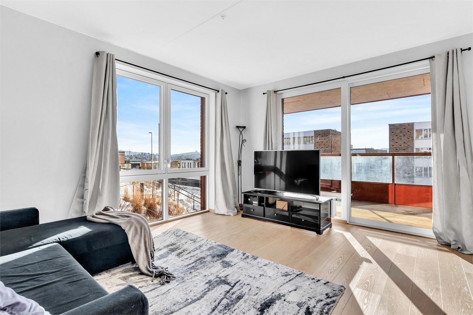 Fra stuen er det utgang til en lun og solrik balkong