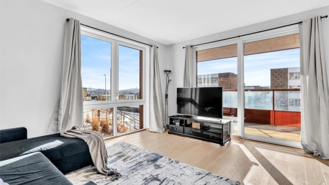 Fra stuen er det utgang til en lun og solrik balkong