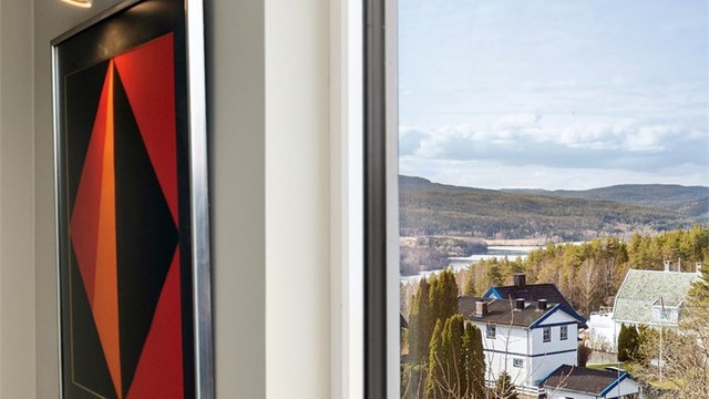 Vindu i trapp ble byttet i 2023 av nåværende eier. Samme år ble det også etterisolert tre vegger i stue, byttet 4 vinduer og 1 terrassedør i 1. etasje.