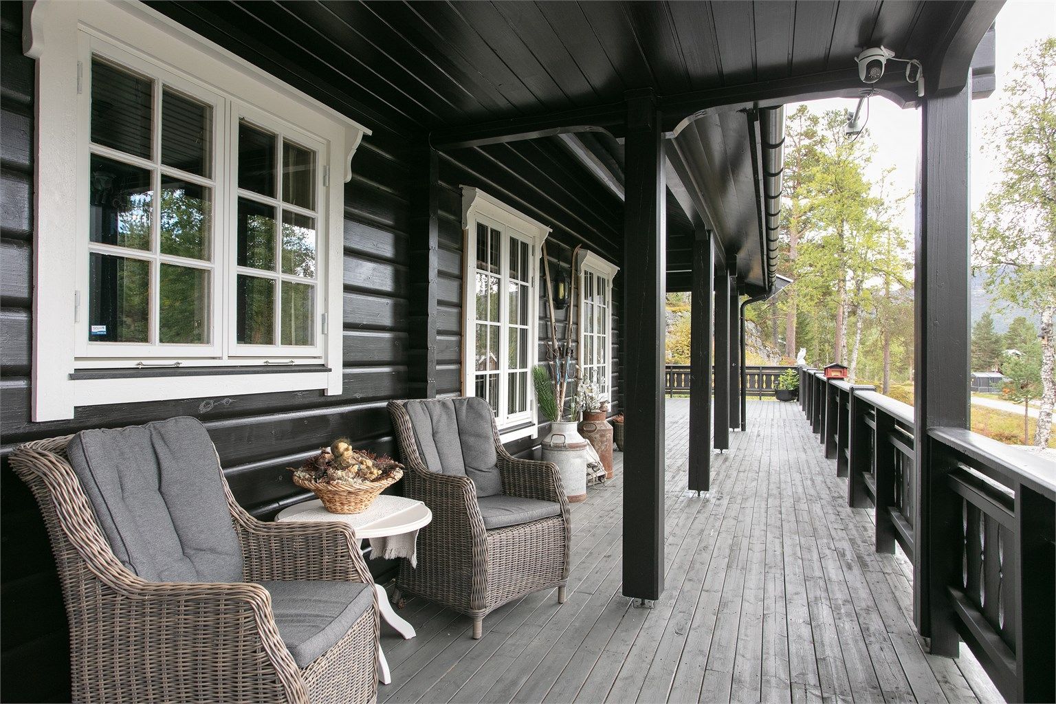 Inngangsparti og overbygd treterrasse mot syd