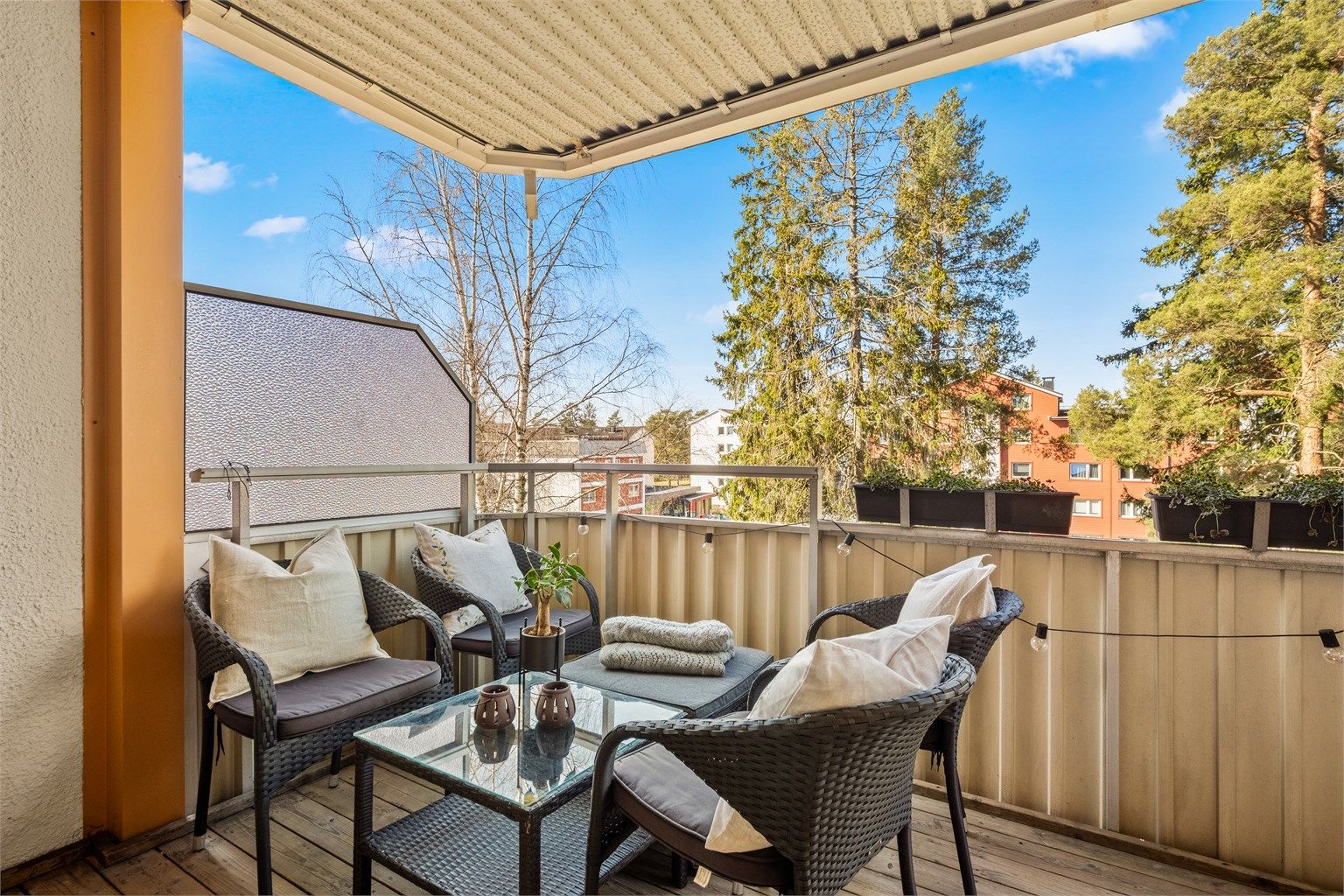 Her kan du nyte gode solforhold og en usjenert utsikt mot tretoppene, som også skjermer godt for innsyn.