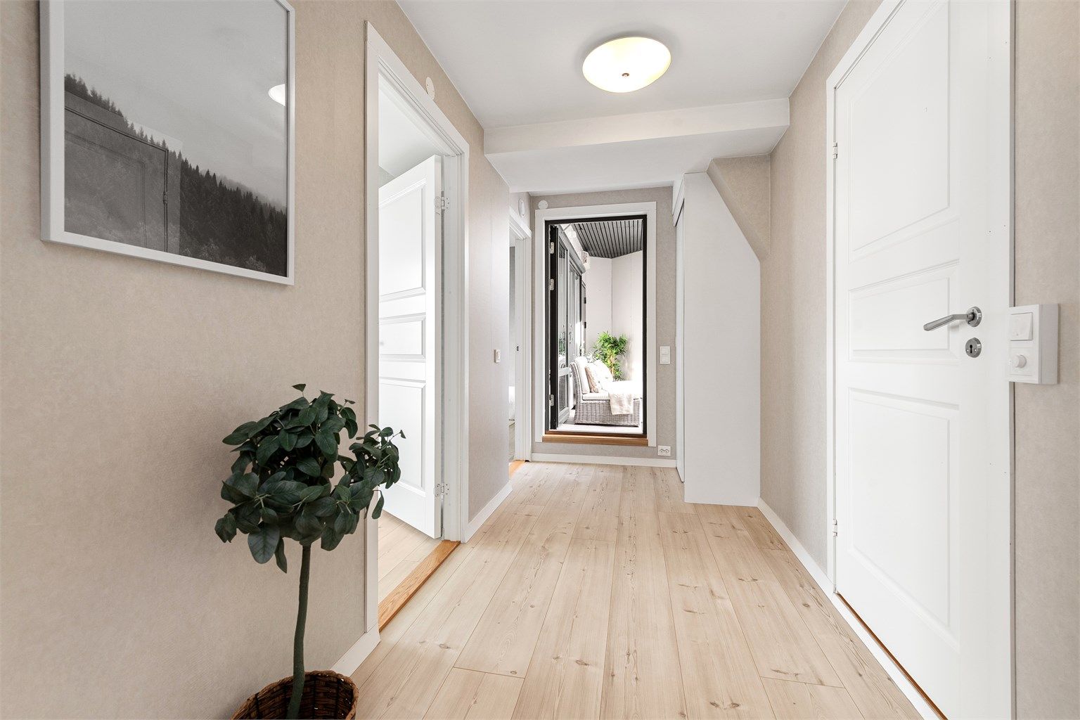 Fra gangen er det utgang til den østvendte balkongen på 8 m²