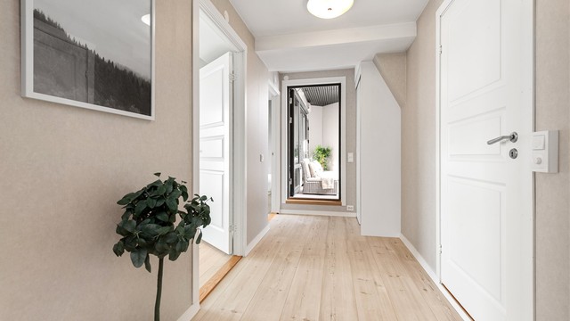 Fra gangen er det utgang til den østvendte balkongen på 8 m²