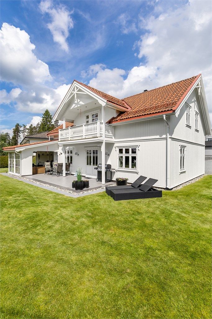Stor, usjenert hage og en terrasse på 44 m² gir rikelig med plass for aktivitet og rekreasjon. Herfra er det kort vei til badeplassen i Gansvika.