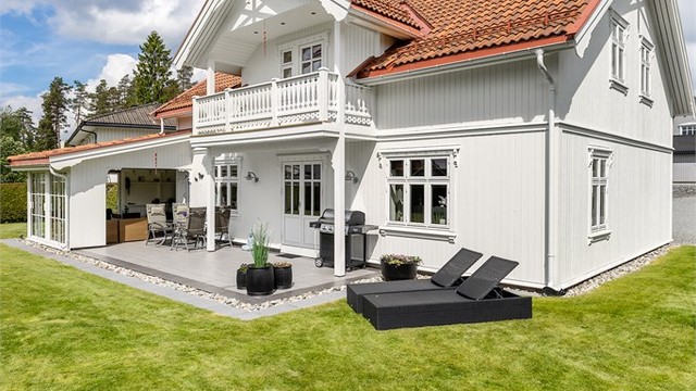 Stor, usjenert hage og en terrasse på 44 m² gir rikelig med plass for aktivitet og rekreasjon. Herfra er det kort vei til badeplassen i Gansvika.
