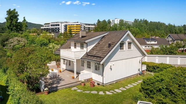 Eiendommen ligger pent til i rolig blindvei på et lite høydedrag med fine solforhold og pent utsyn utover villaområdet