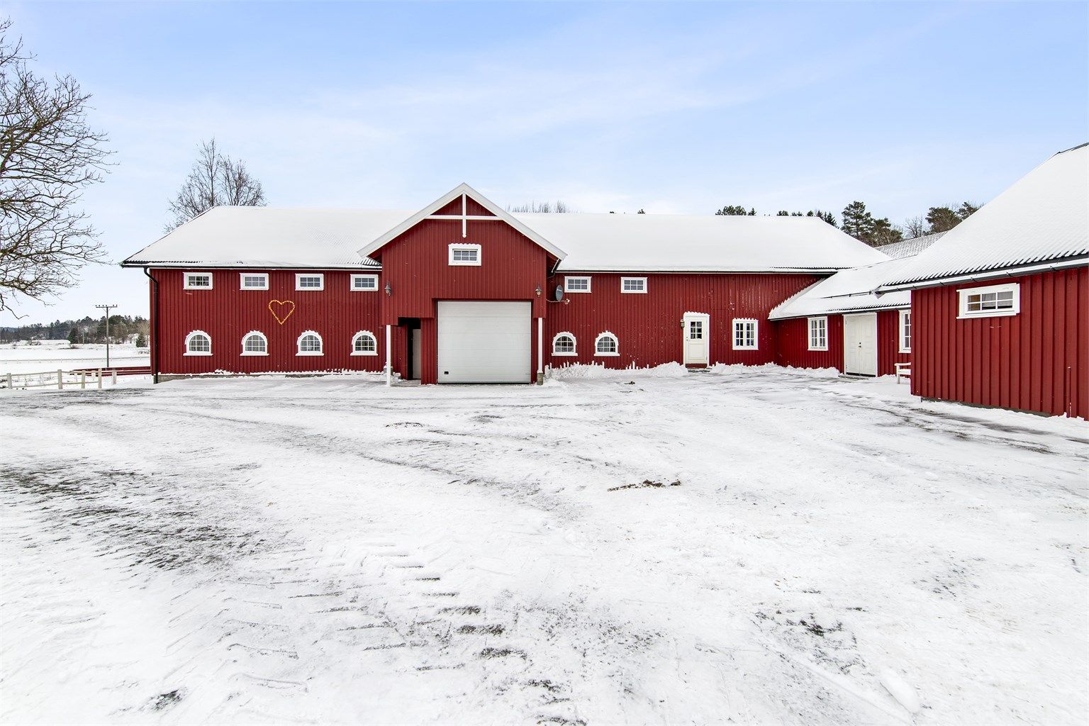 Eiendommen består av Hovedhus, kårbolig, selskapslokale, stall, garasjer og kontorlokaler. Meget innholdsrik eiendom.