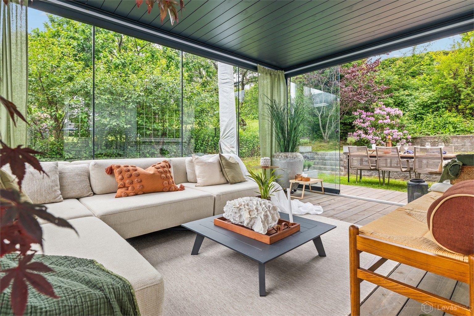 Ny påkostet Pergola på terrassen i 2025. Her kan du nyte lange og rolige sommerdager, i et hagemiljø som passer for både lek og sosiale sammenkomster