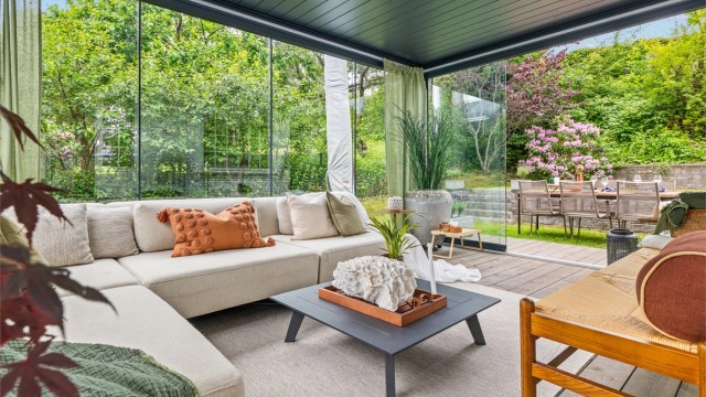 Ny påkostet Pergola på terrassen i 2025. Her kan du nyte lange og rolige sommerdager, i et hagemiljø som passer for både lek og sosiale sammenkomster