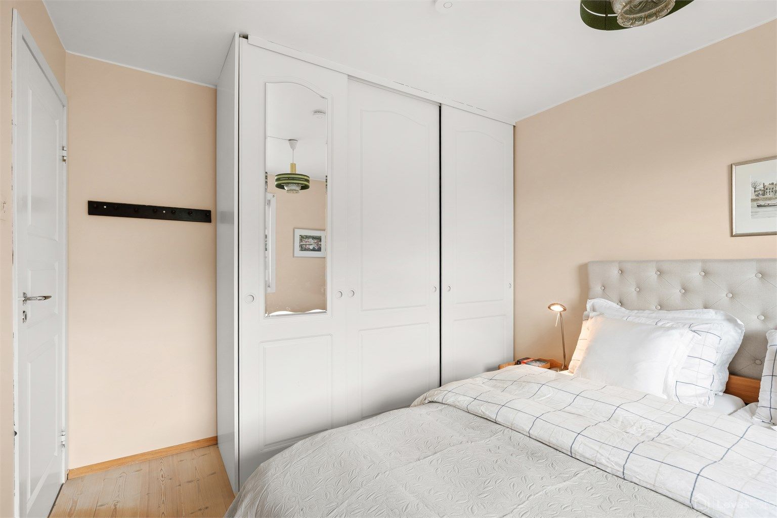Soverom 1 med skyvedørsgarderobe