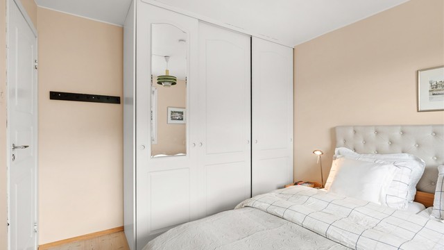 Soverom 1 med skyvedørsgarderobe