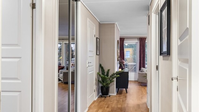Leiligheten har en arealeffektiv og gjennomtenkt planløsning som utnytter plassen godt.