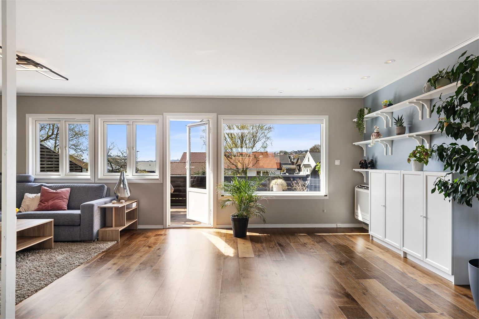 Stuen er gjennomgående og strekker seg over hele boligens bredde.