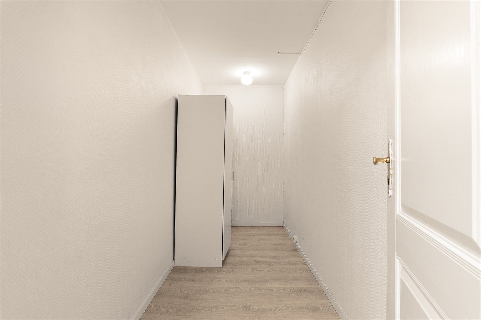 Stor og praktis bod/garderoberom til venstre i hallen.