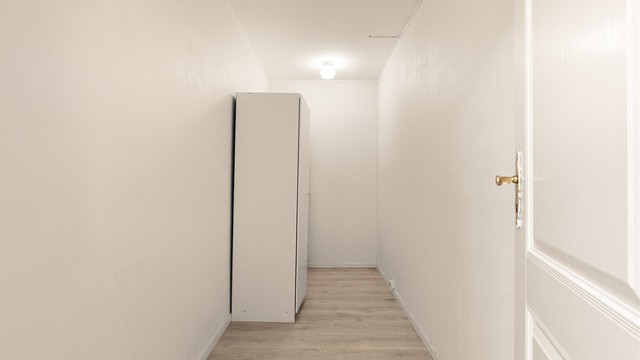 Stor og praktis bod/garderoberom til venstre i hallen.