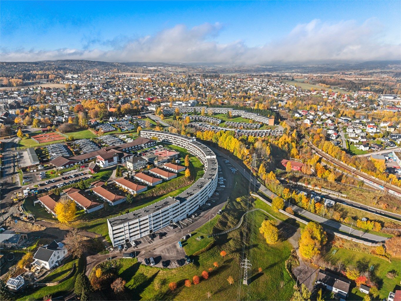 Kastellet Borettslag ligger i rolige omgivelser med gangavstand til Sagdalen stasjon, Lillestrøm Stasjon og Thon Senter Strømmen.