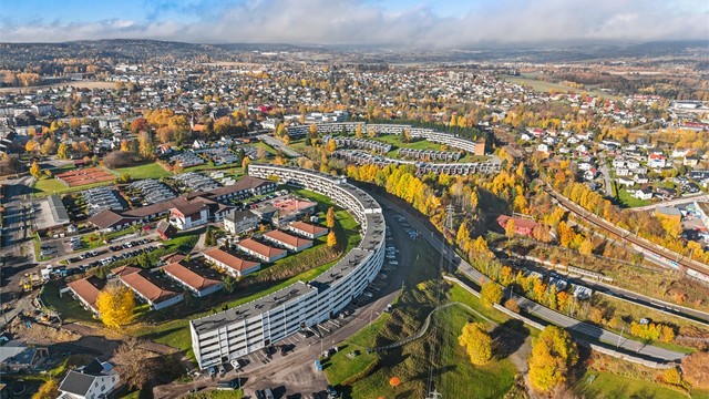 Kastellet Borettslag ligger i rolige omgivelser med gangavstand til Sagdalen stasjon, Lillestrøm Stasjon og Thon Senter Strømmen.