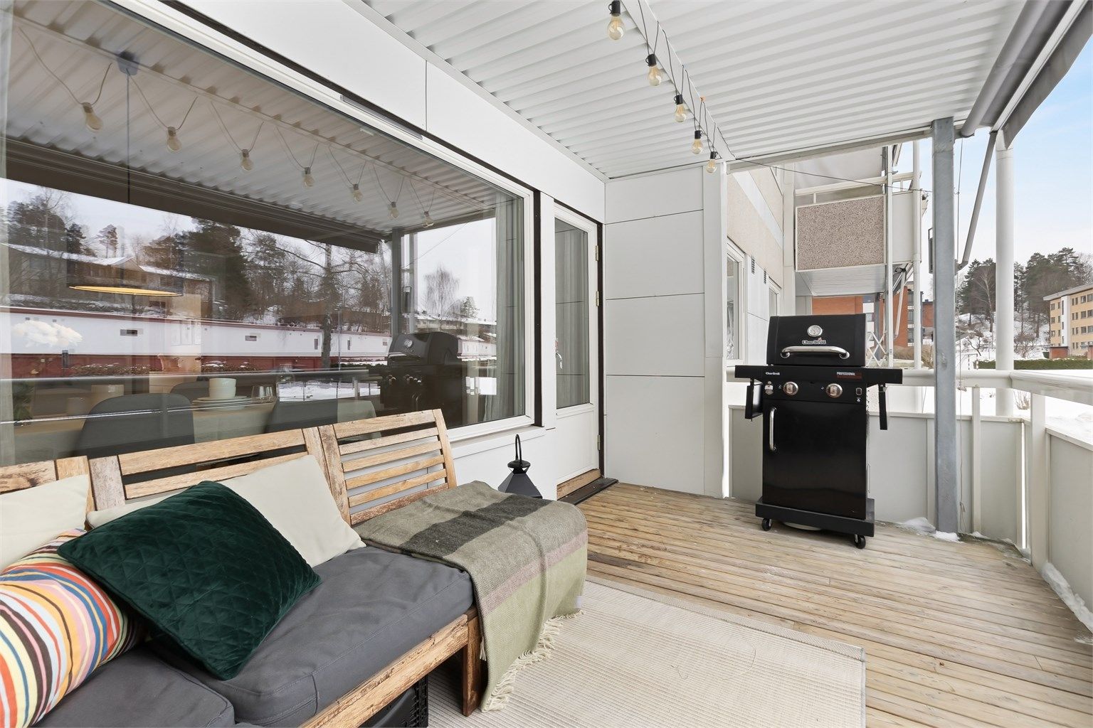 Fra stuen er det utgang til en herlig vestvendt balkong på 10 kvm