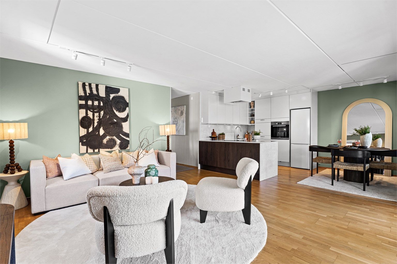 Stue med kjøkken i åpen løsning