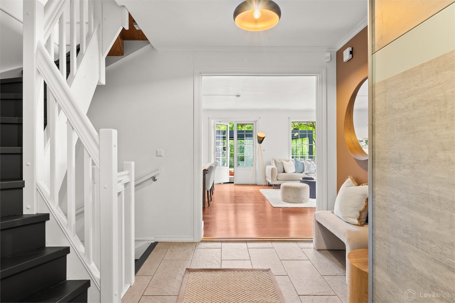 Entré/gang med gulvfliser med varmekabler og skyvedørsgarderobe
