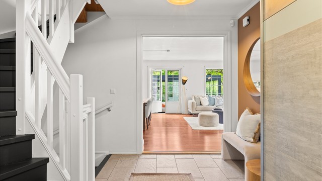 Entré/gang med gulvfliser med varmekabler og skyvedørsgarderobe