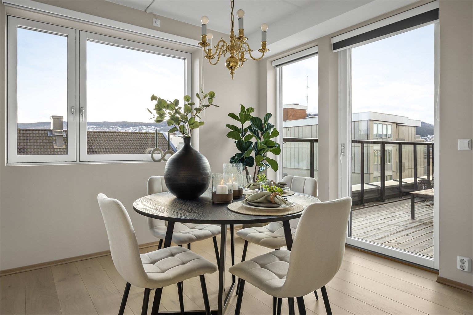  I leiligheten er det også en praktisk spisestue med god plass til spisebord
