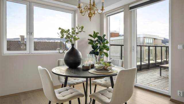 I leiligheten er det også en praktisk spisestue med god plass til spisebord