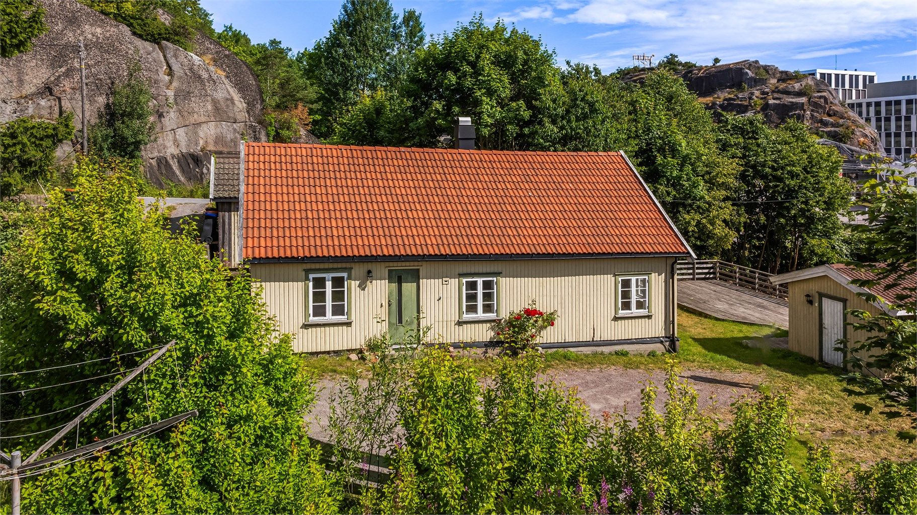 Eneboligen er opprinnelig fra ca.1768 (manglende dokumentasjon) og har stående trekledning.