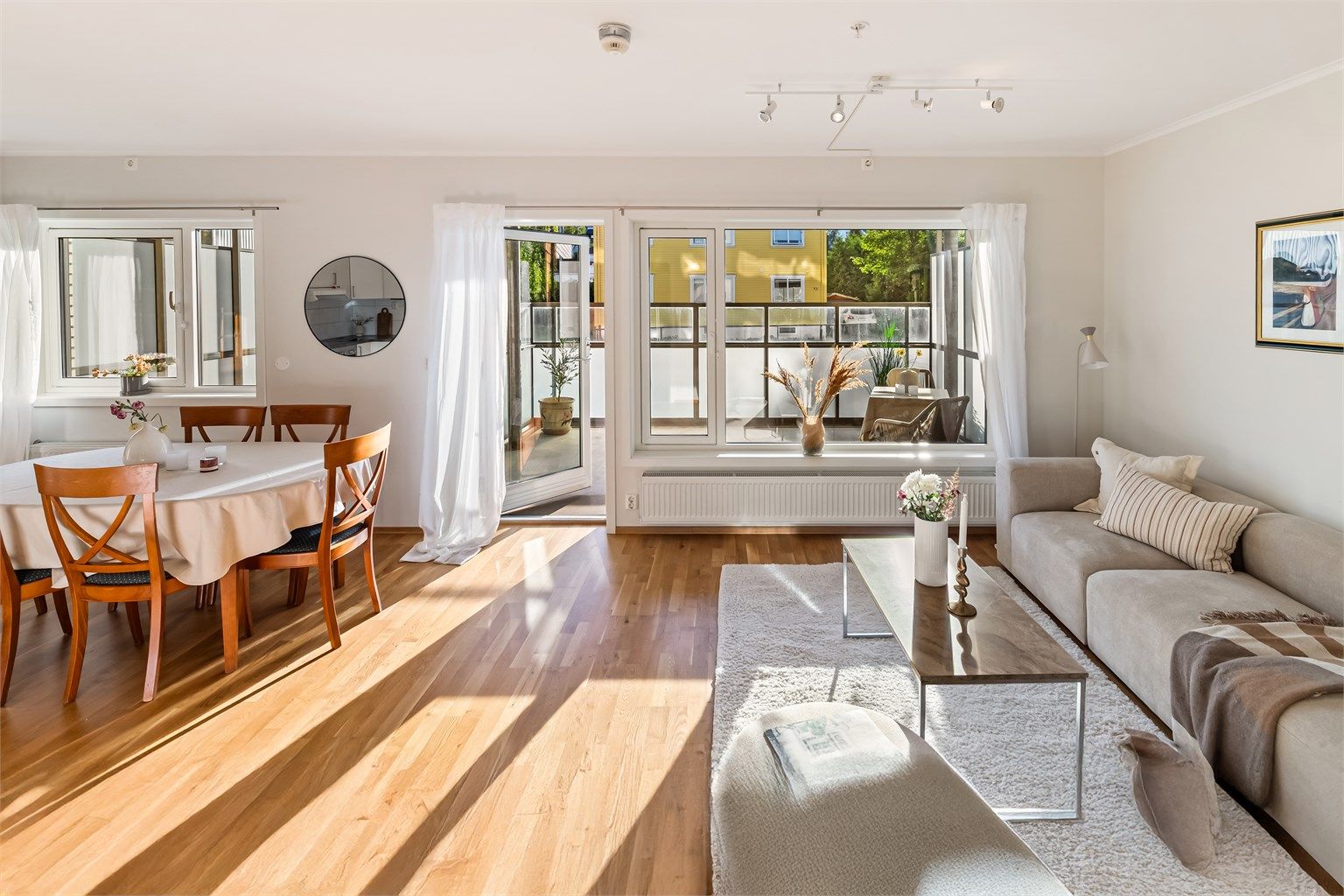 Romslig og overbygget balkong med utgang fra stuen