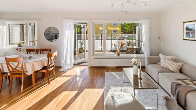 Romslig og overbygget balkong med utgang fra stuen