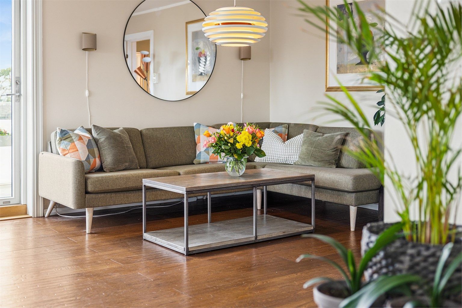 En fleksibel planløsning gir rom for flere møbleringssoner.