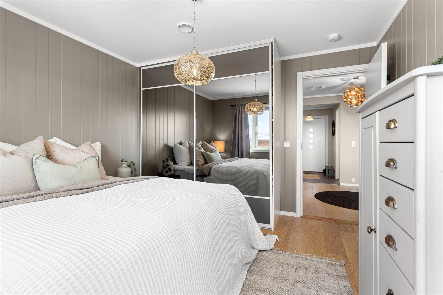 Soverom 1 med garderobeskap