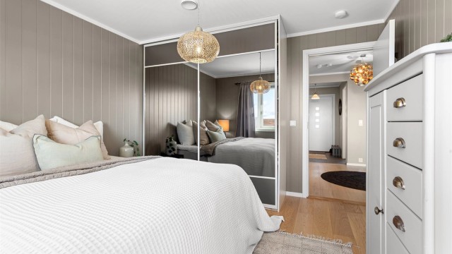 Soverom 1 med garderobeskap