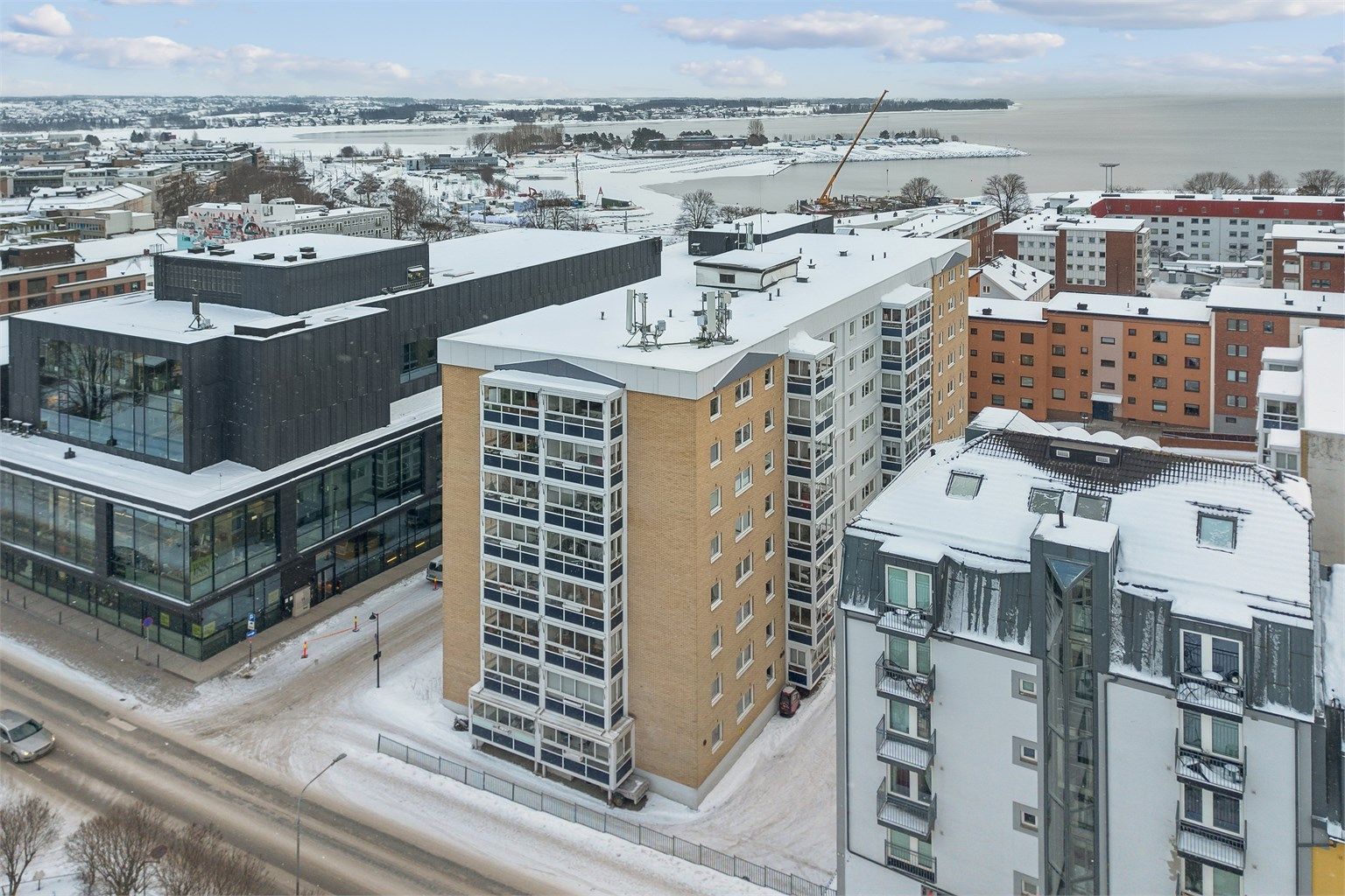 Nærmeste kvartal til Stortorget og kulturhuset med hyggelig café og flere kulturtilbud, biblioteket og Hamar kino. Rema 1000 i Basarene-bygget er nærmeste dagligvareforretning, og ligger ca 200m fra leiligheten.