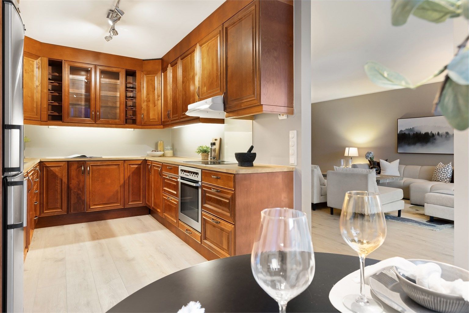 Kjøkkenet har en tidløs innredning med profilerte fronter og rikelig med skap- og benkeplass.