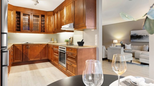 Kjøkkenet har en tidløs innredning med profilerte fronter og rikelig med skap- og benkeplass.