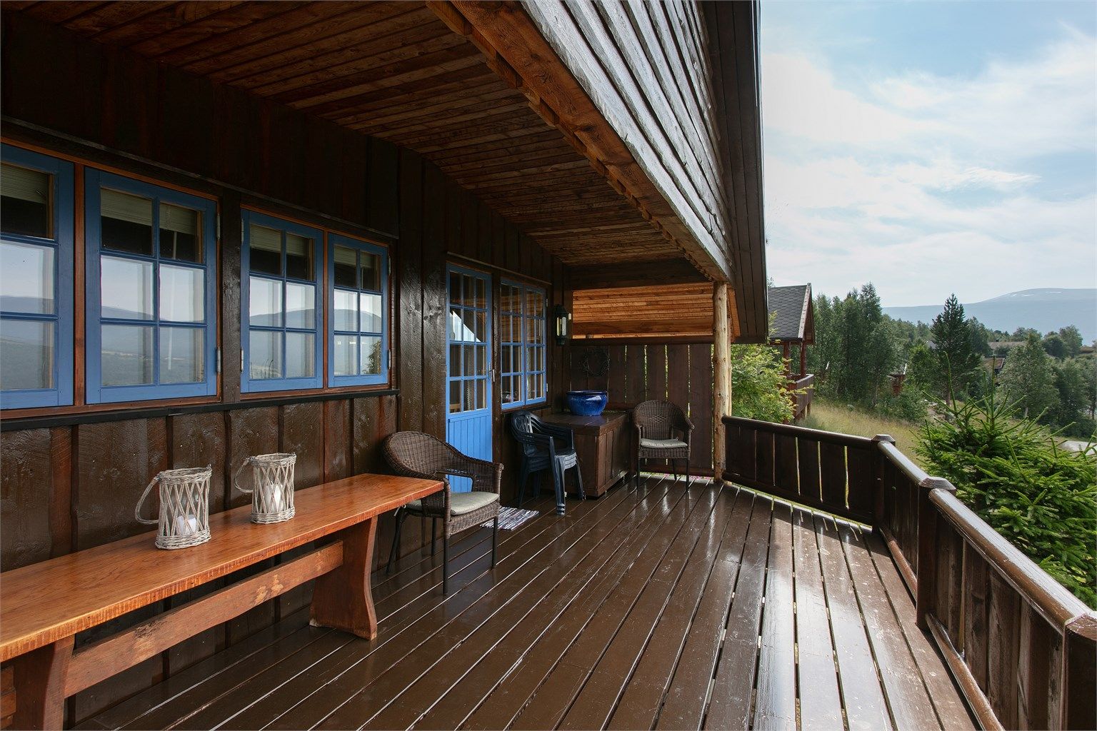 Terrassen ble bygget ut i forbindelse med tilbygget i 2010.