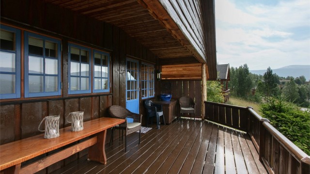 Terrassen ble bygget ut i forbindelse med tilbygget i 2010.