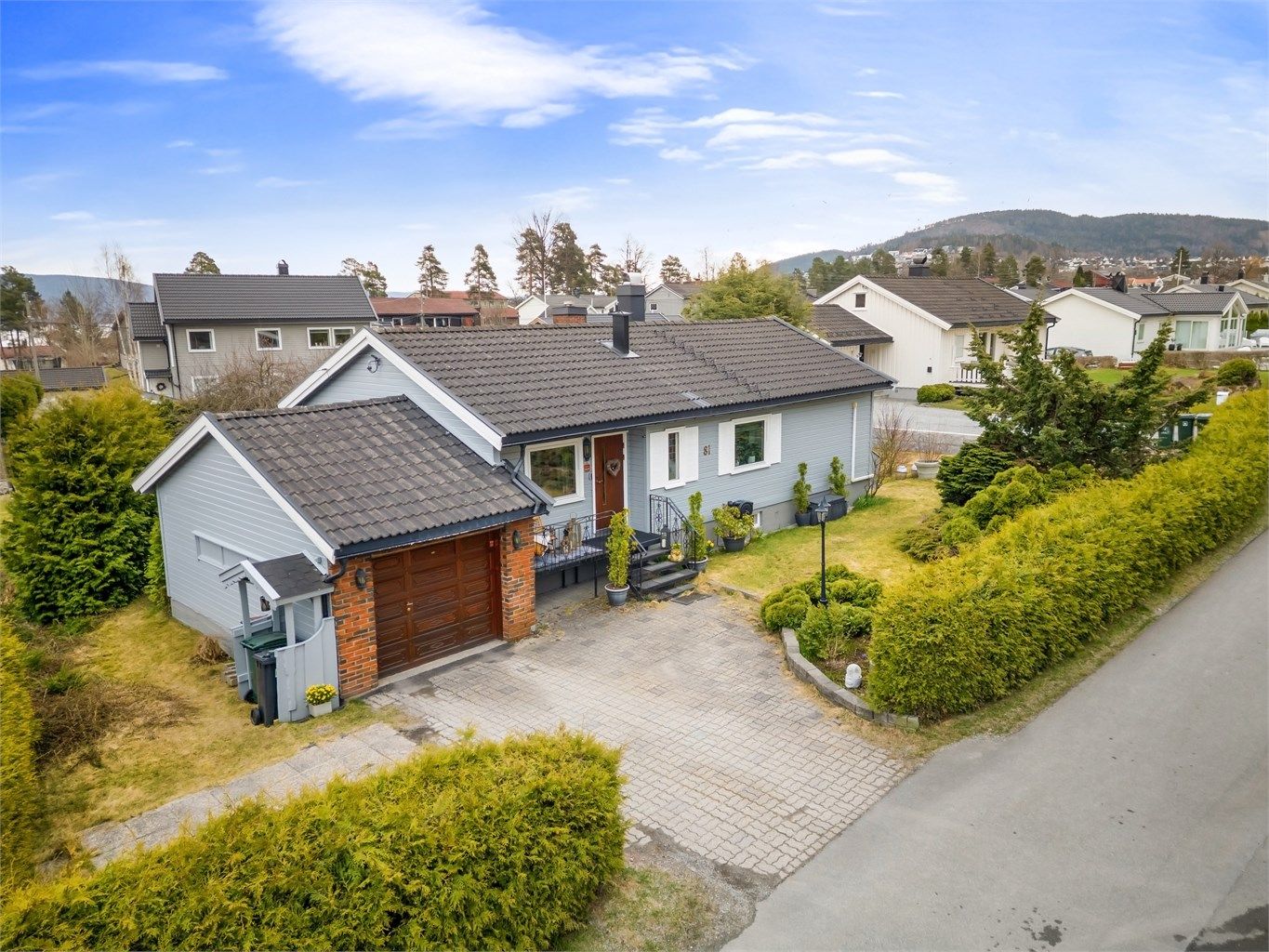 Garasjen er integrert i bygningskroppen og det er en egen gårdsplass for parkering. 