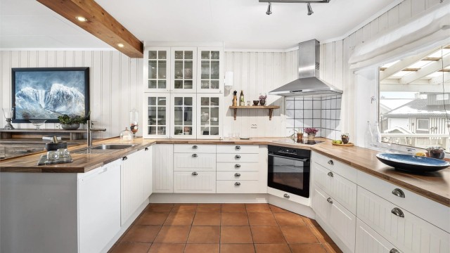 Flislagt felt på vegg ved stekeområde og god plass på arbeidsbenk.