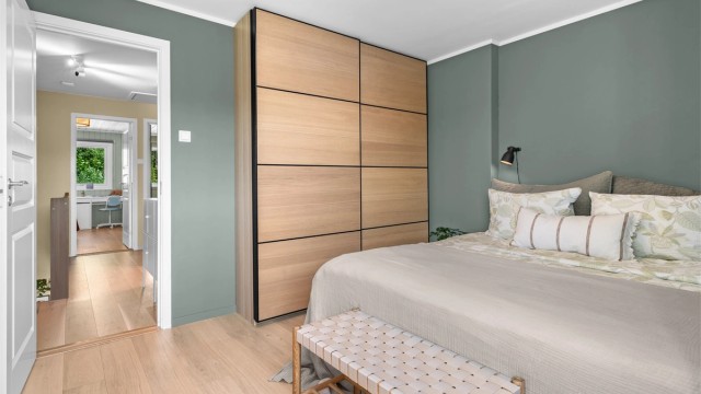 Hovedsoverom - Godt med god oppbevaring til klær i to store skyvedørsgarderober.