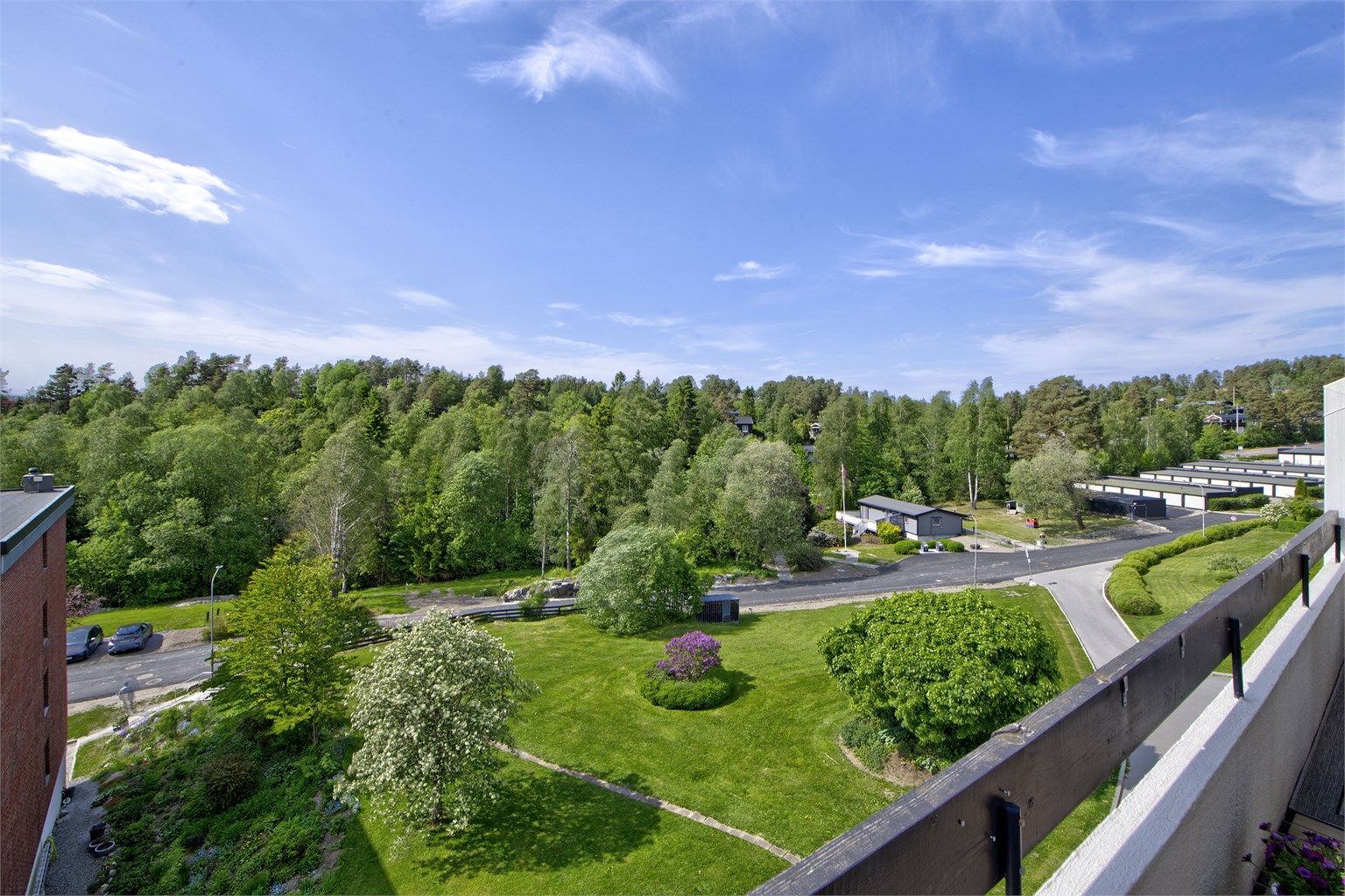 Utsikt fra balkong - høyt og fritt beliggende med pent utsyn og lite innsyn - gode solforhold med sol til sent på kveld