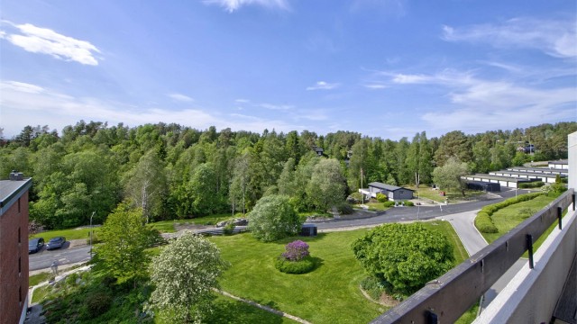 Utsikt fra balkong - høyt og fritt beliggende med pent utsyn og lite innsyn - gode solforhold med sol til sent på kveld