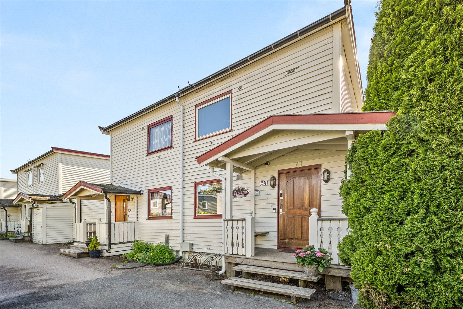 Huset ligger fint til å rekken, med lekeplass rett utenfor. Foto: Martine Eren Jacobsen